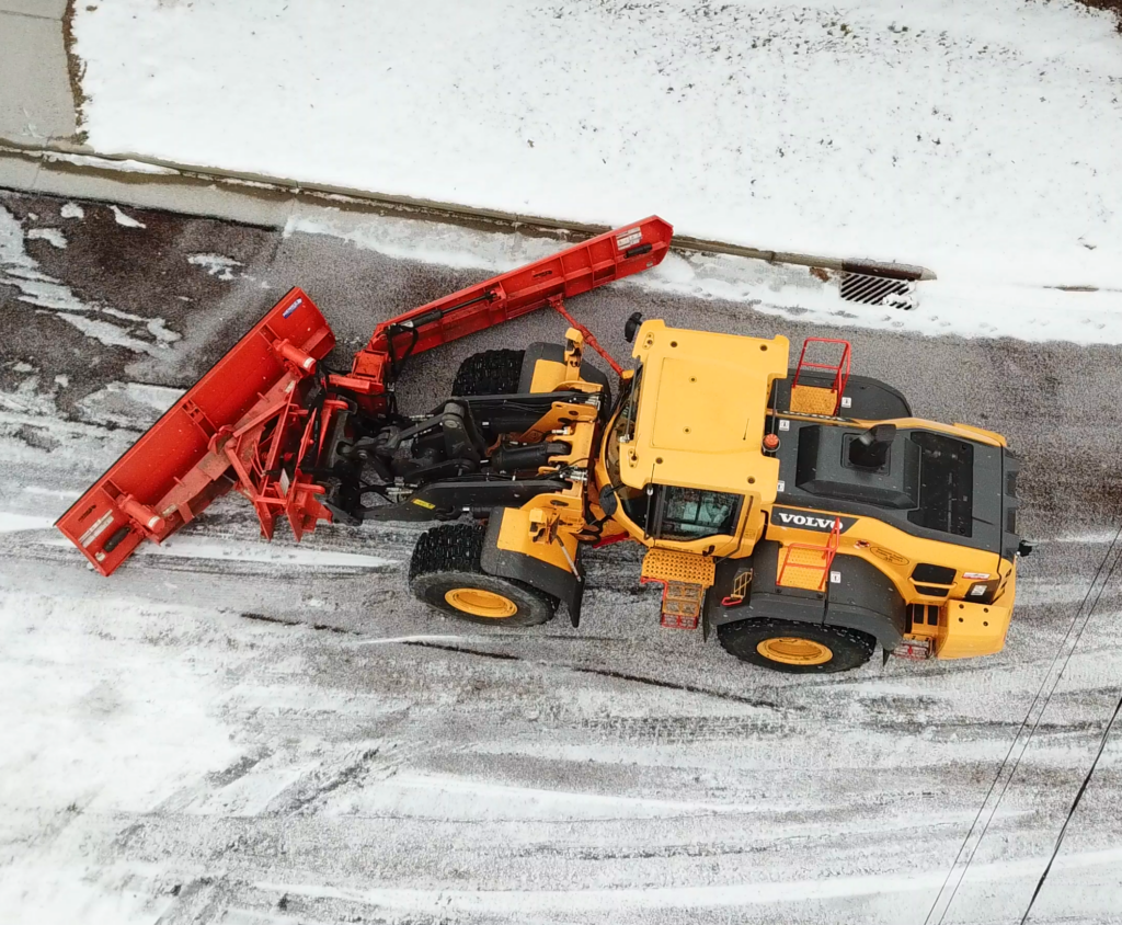 Henke_REL_ReversibleEndLoaderPlowTrueFloatPostlessWingComboDroneShotA-1